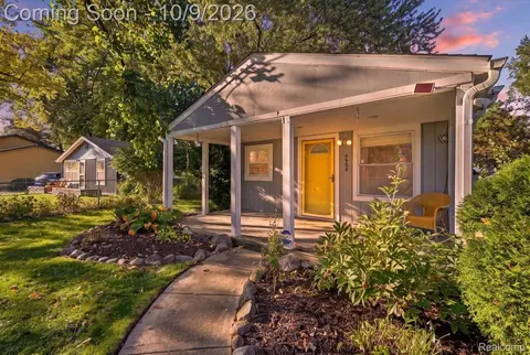3900 Elmhurst Rd, Waterford, MI 48328