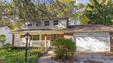 4741 Lakeshore Rd, Fort Gratiot, MI 48059
