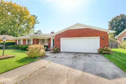 3182 Flamingo Dr, Saginaw, MI 48601