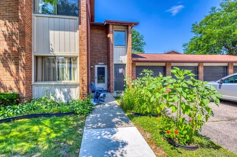 33621 Pondview Cir 13 Apt Cir #99, Livonia, MI 48152
