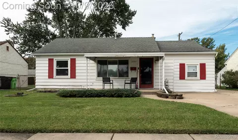 27321 Academy St, Roseville, MI 48066