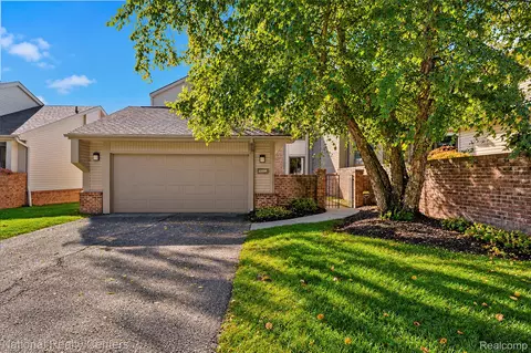 23289 N Chanticleer Dr, Southfield, MI 48034