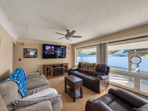 Living - 11 Custer Ct, Monroe, MI 48161 photo 2 of 3
