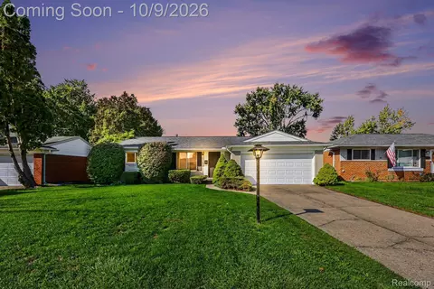 38539 Covington Dr, Sterling Heights, MI 48312