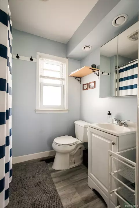 Bath - 770 E Hazelhurst St, Ferndale, MI 48220 photo 1 of 3