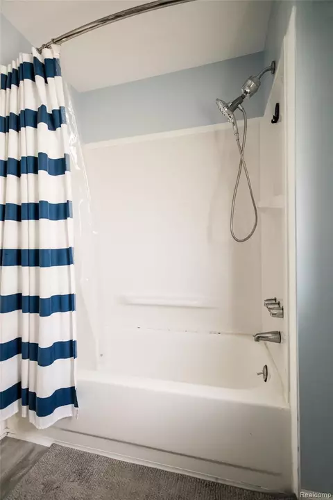 Bath - 770 E Hazelhurst St, Ferndale, MI 48220 photo 2 of 3