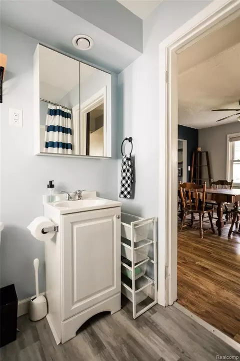 Bath - 770 E Hazelhurst St, Ferndale, MI 48220 photo 3 of 3