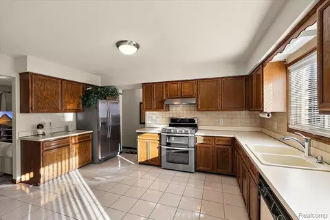 Kitchen - 46850 Barbara Dr, Macomb, MI 48044 photo 3 of 4