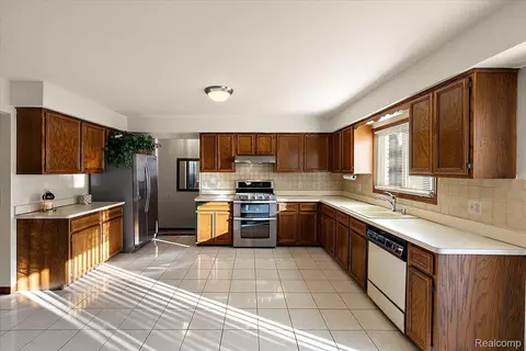 Kitchen - 46850 Barbara Dr, Macomb, MI 48044 photo 2 of 4