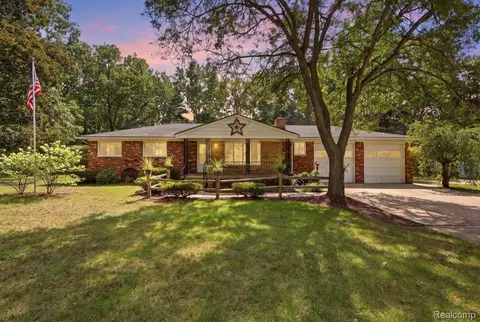 9985 Cedar Island Rd, White Lake, MI 48386