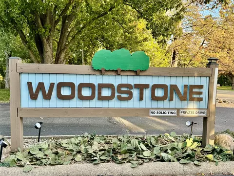 190 Woodstone Rd, Waterford, MI 48327
