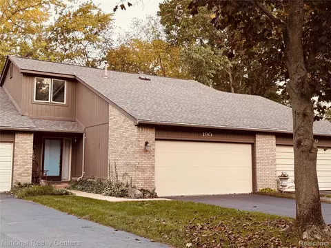 190 Woodstone Rd, Waterford, MI 48327