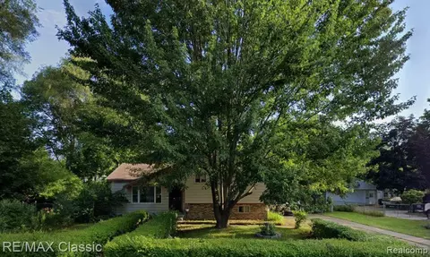 5610 S Aylesbury Dr, Waterford, MI 48327