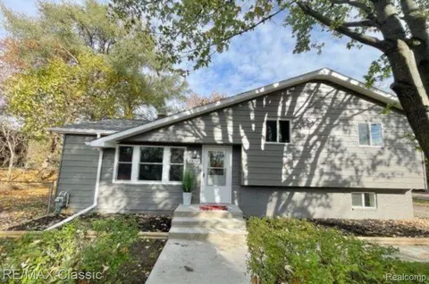 5610 S Aylesbury Dr, Waterford, MI 48327