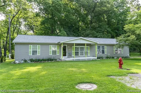 464 Sparks Ln, Walled Lake, MI 48390