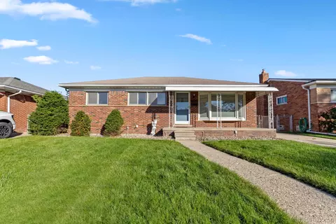 25866 Huron St, Roseville, MI 48066
