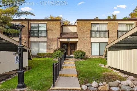 18326 University Park Dr, Livonia, MI 48152