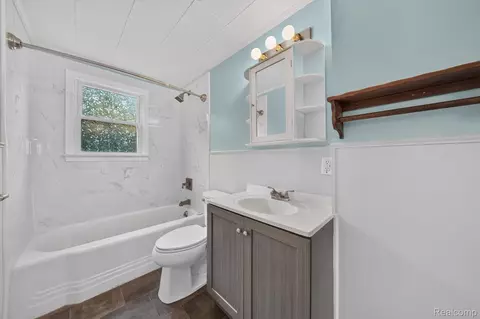 Bath - 1116 E 8th St, Monroe, MI 48161 photo 1 of 1