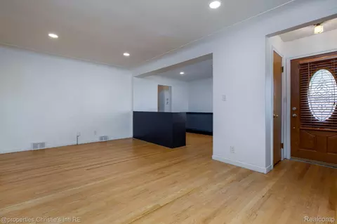 Living - 16320 Aurora Ave, Eastpointe, MI 48021 photo 2 of 4
