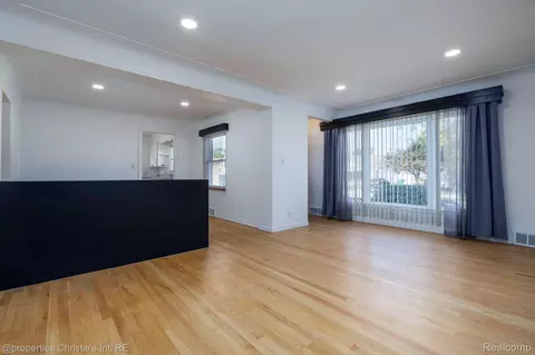 Living - 16320 Aurora Ave, Eastpointe, MI 48021 photo 3 of 4