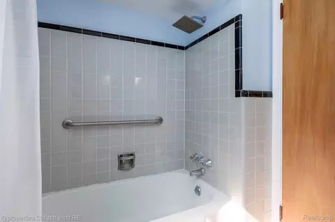Bath - 16320 Aurora Ave, Eastpointe, MI 48021 photo 2 of 2