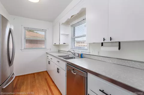 Kitchen - 16320 Aurora Ave, Eastpointe, MI 48021 photo 2 of 3