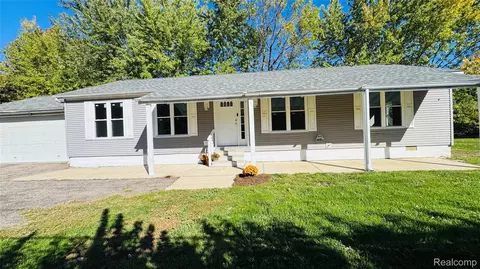 2570 Voorheis Rd, Waterford, MI 48328