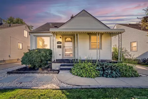 805 Cloverlawn Blvd, Lincoln Park, MI 48146