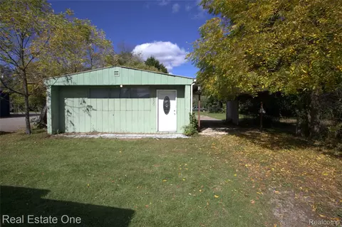 4830 Hatchery Rd, Waterford, MI 48329