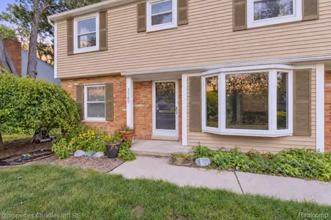 Exterior - 3560 Beach Rd, Troy, MI 48084 photo 2 of 8