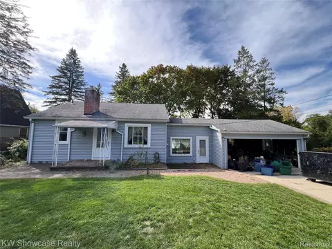 6861 Scotch Lake Dr, West Bloomfield, MI 48324