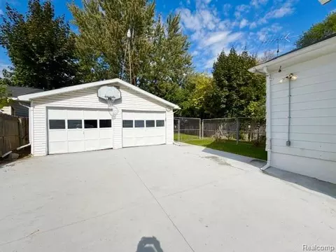 Exterior - 2840 Miller Rd, Flint, MI 48503 photo 2 of 10