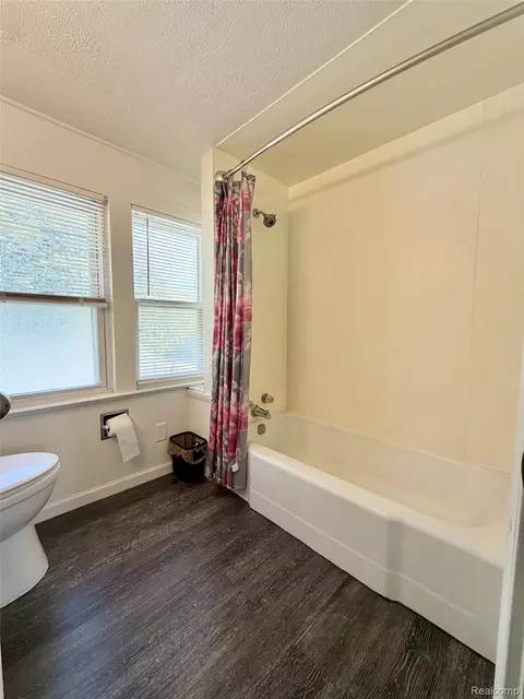 Bath - 2840 Miller Rd, Flint, MI 48503 photo 4 of 7
