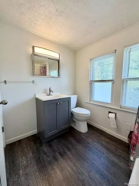 Bath - 2840 Miller Rd, Flint, MI 48503 photo 5 of 7