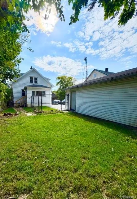 Exterior - 2840 Miller Rd, Flint, MI 48503 photo 8 of 10