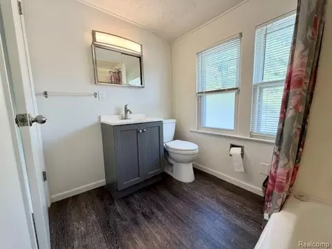 Bath - 2840 Miller Rd, Flint, MI 48503 photo 6 of 7