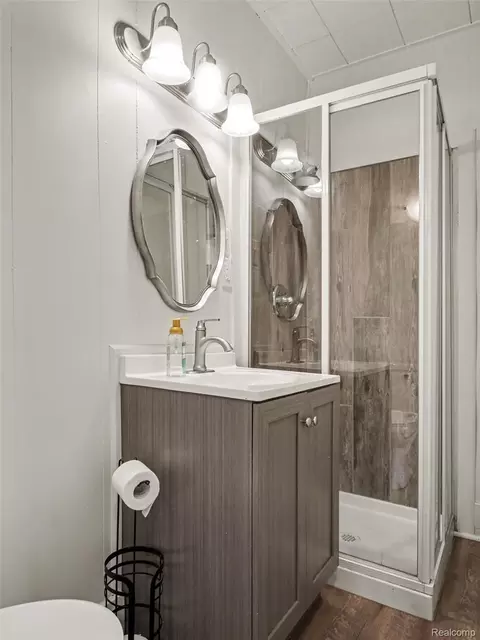 Bath - 2840 Miller Rd, Flint, MI 48503 photo 3 of 7
