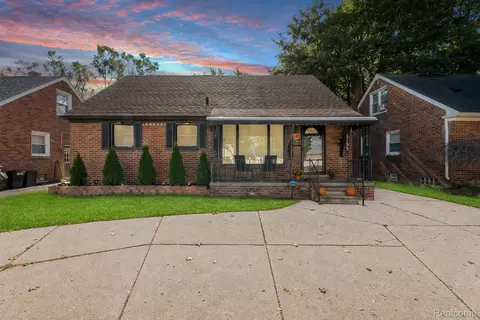 13135 W Eleven Mile Rd, Huntington Woods, MI 48070