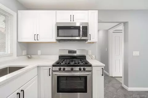 Kitchen - 18327 E 13 Mile Rd, Fraser, MI 48026 photo 2 of 5