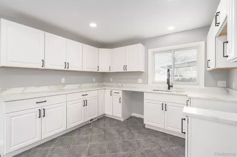 Kitchen - 18327 E 13 Mile Rd, Fraser, MI 48026 photo 4 of 5