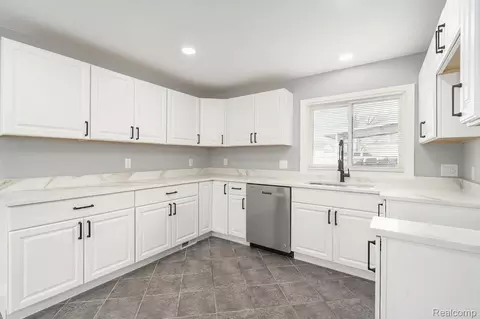 Kitchen - 18327 E 13 Mile Rd, Fraser, MI 48026 photo 3 of 5