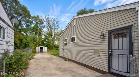 Entry Way - 2830 Plainfield Ave, Flint, MI 48506 photo 1 of 7