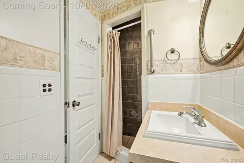 Bath - 499 Allen Ave, Clawson, MI 48017 photo 2 of 3