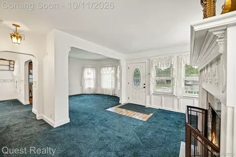 Living - 499 Allen Ave, Clawson, MI 48017 photo 2 of 3