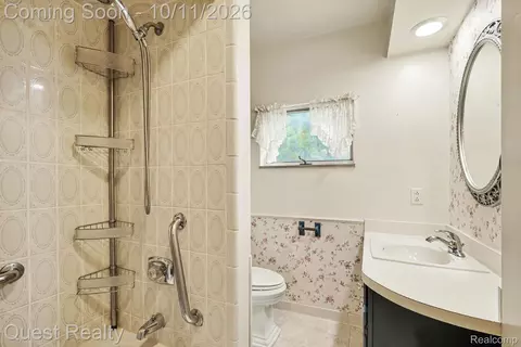 Bath - 499 Allen Ave, Clawson, MI 48017 photo 3 of 3
