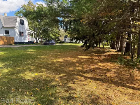 Exterior - 539 N Silver St, Bad Axe, MI 48413 photo 2 of 5
