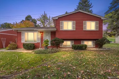 4044 Saginaw Trl, Waterford, MI 48329