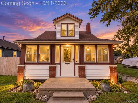 35330 Lake Dr, Brownstown, MI 48173