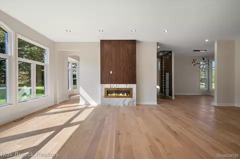 Living - 4597 Clarkston Rd, Independence, MI 48348 photo 3 of 5