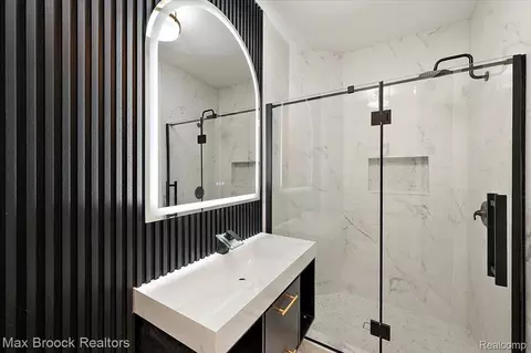 Bath - 4597 Clarkston Rd, Independence, MI 48348 photo 6 of 10